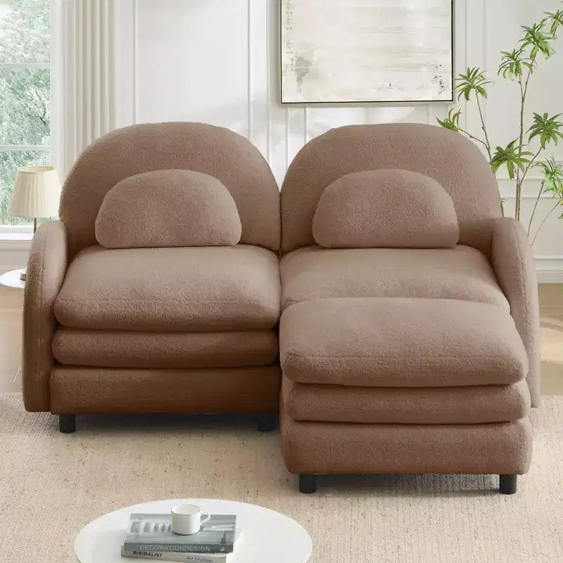 Divano sezionale moderno Steini 117 a 2 posti in tessuto orsetto con cuscini lombari curvi e pouf mobile GDFStudio
