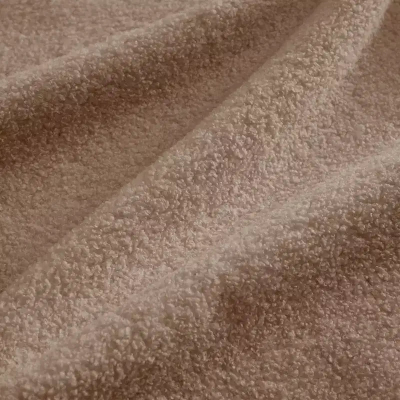 Divano sezionale moderno Steini 117 a 2 posti in tessuto orsetto con cuscini lombari curvi e pouf mobile GDFStudio
