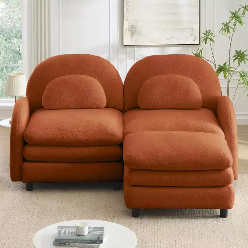 Divano sezionale moderno Steini 117 a 2 posti in tessuto orsetto con cuscini lombari curvi e pouf mobile GDFStudio