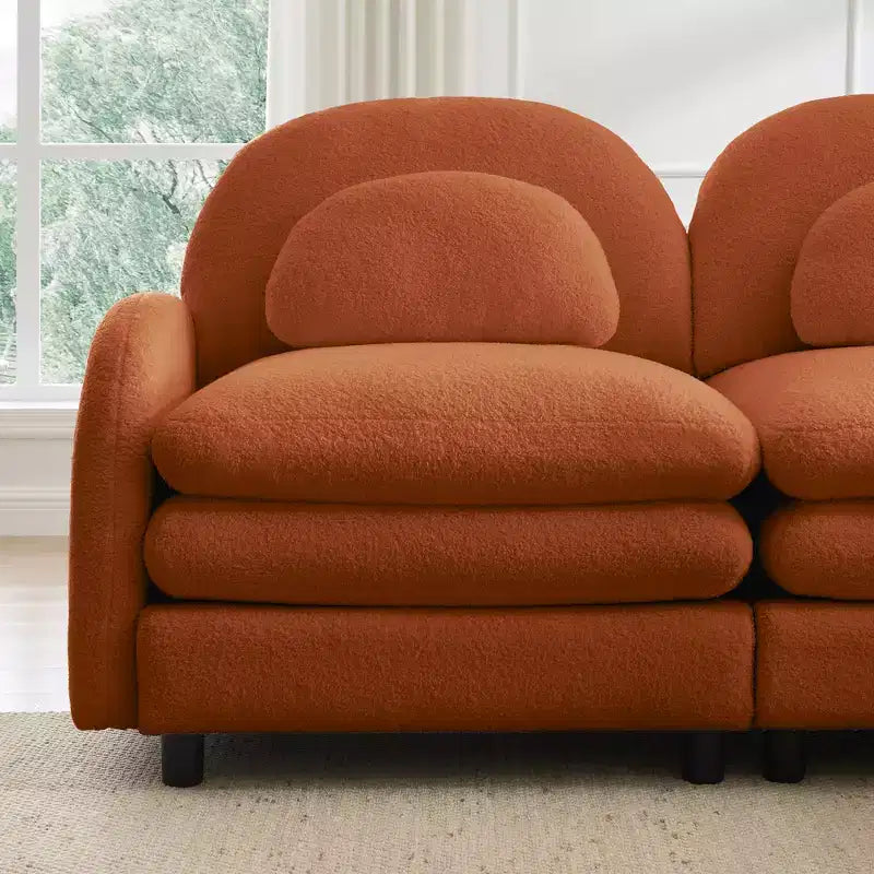 Divano sezionale moderno Steini 117 a 2 posti in tessuto orsetto con cuscini lombari curvi e pouf mobile GDFStudio
