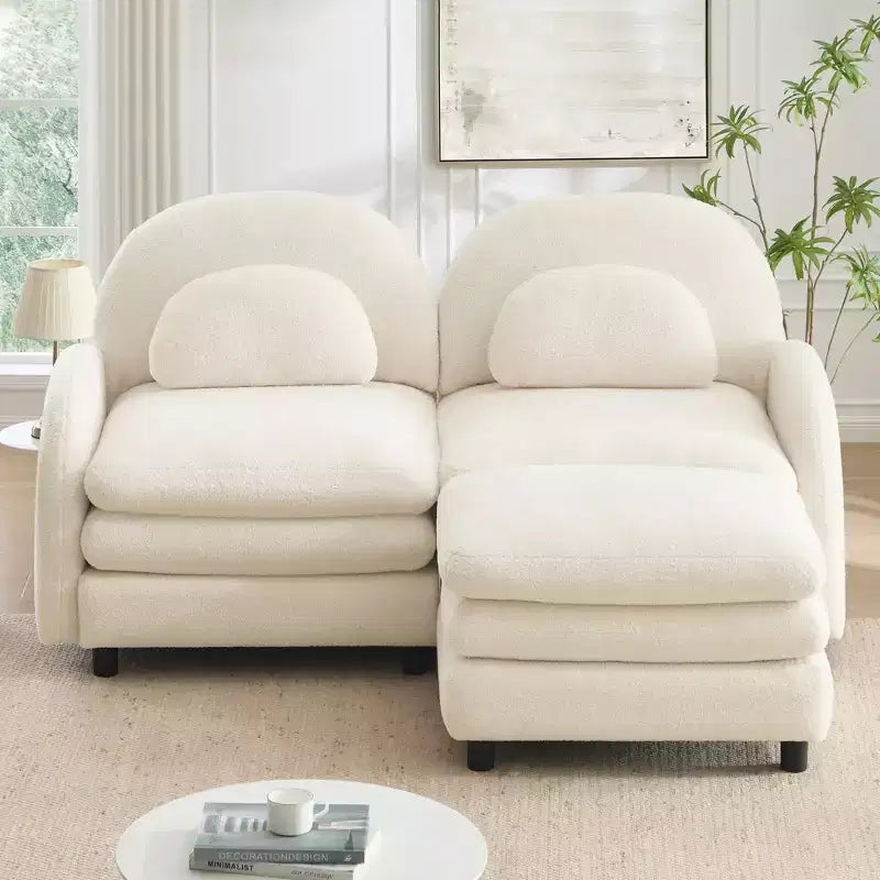 Divano sezionale moderno Steini 117 a 2 posti in tessuto orsetto con cuscini lombari curvi e pouf mobile GDFStudio
