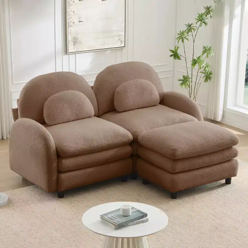 Divano sezionale moderno Steini 117 a 2 posti in tessuto orsetto con cuscini lombari curvi e pouf mobile GDFStudio