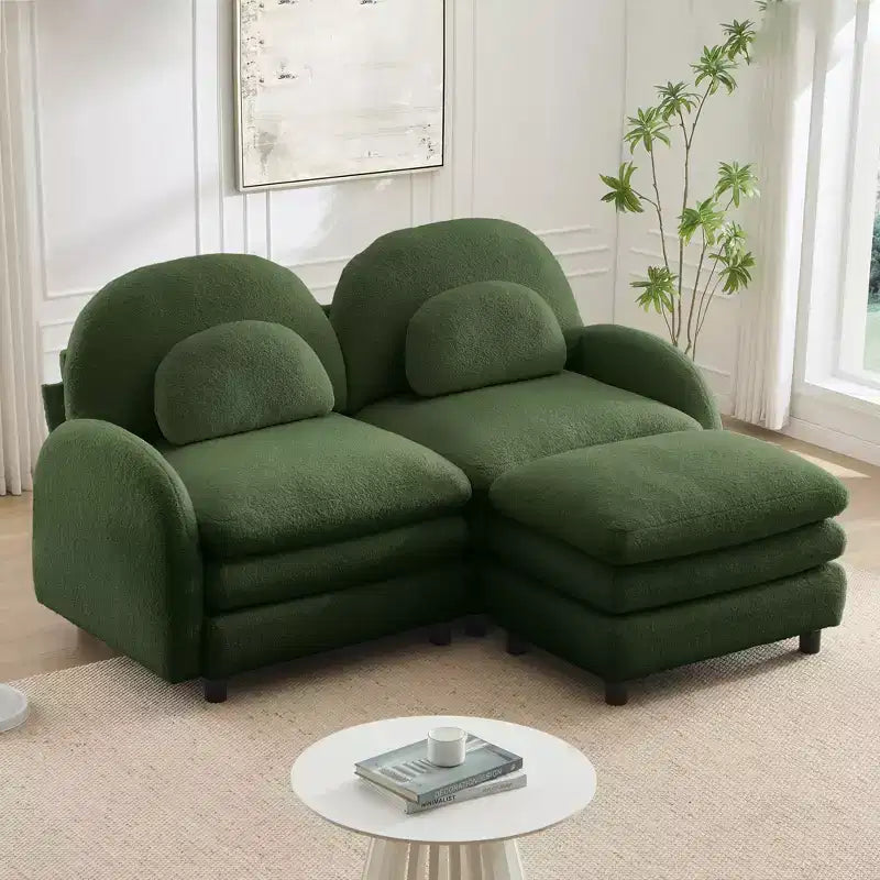 Divano sezionale moderno Steini 117 a 2 posti in tessuto orsetto con cuscini lombari curvi e pouf mobile GDFStudio