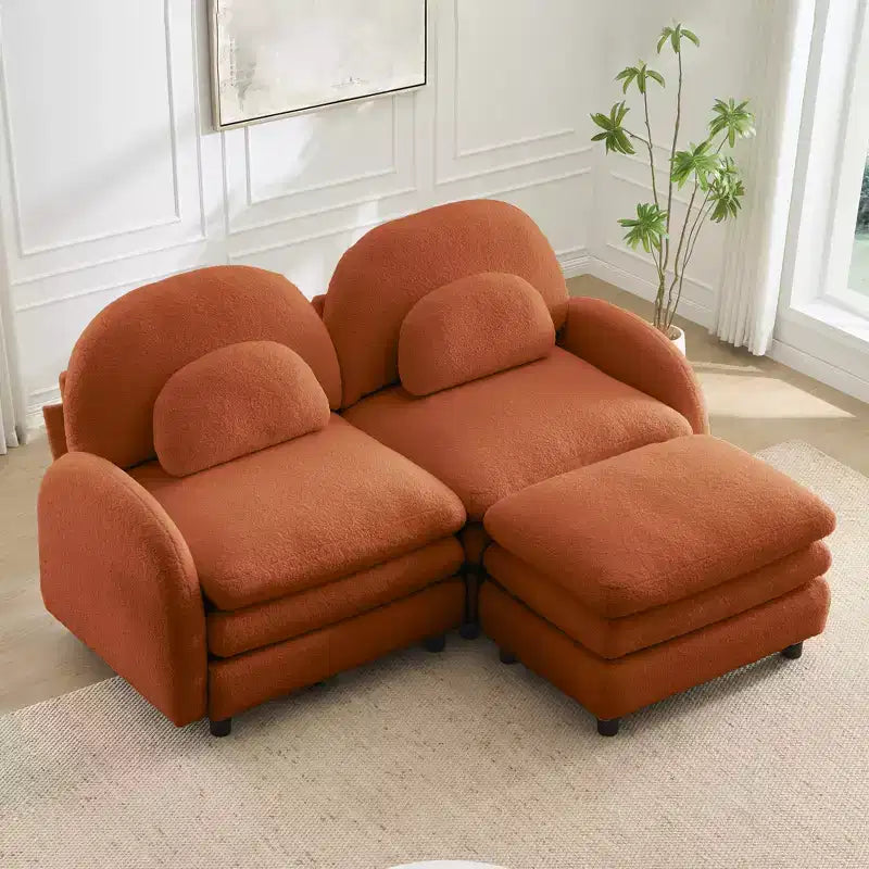 Divano sezionale moderno Steini 117 a 2 posti in tessuto orsetto con cuscini lombari curvi e pouf mobile GDFStudio