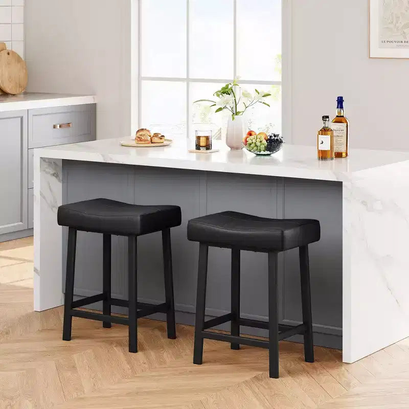 Set di 4 sgabelli da bar altezza bancone da 24 pollici, sedie a sella imbottite in pelle PU, ideali per isola cucina, sala da pranzo, bar di casa